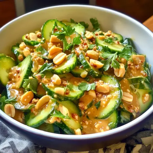 Glutenfreier würziger Erdnuss-Gurken-Salat