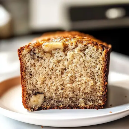 Einfache Bananenbrot Rezept Zutaten: - 3 reife Bananen - 125 g Zucker - 1 Ei - 60 ml Pflanzenöl - 190 g Mehl - 1 TL Backpulver - 1 Prise Salz Anleitung: 1. Heize den Ofen auf 175 °C vor. 2. Zerdrücke die Bananen in einer Schüssel. 3. Füge Zucker, Ei und Öl hinzu und vermische alles gut. 4. Siebe das Mehl, Backpulver und Salz dazu und rühre, bis alles kombiniert ist. 5. Gieße den Teig in eine gefettete Kastenform. 6. Backe 60 Minuten lang oder bis ein Zahnstocher sauber herauskommt. 7. Lass das Brot abkühlen, bevor du es servierst.